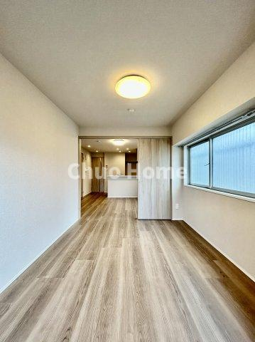 ライオンズマンション南砂の洋室|【洋室】快適に過ごす条件は、一人ひとり違います。だからこそ飾り過ぎないシンプルな内装と偏り過ぎないデザインで統一しております。居住していく中でオーナー様だけの【マイホーム】に創り上げて下さい