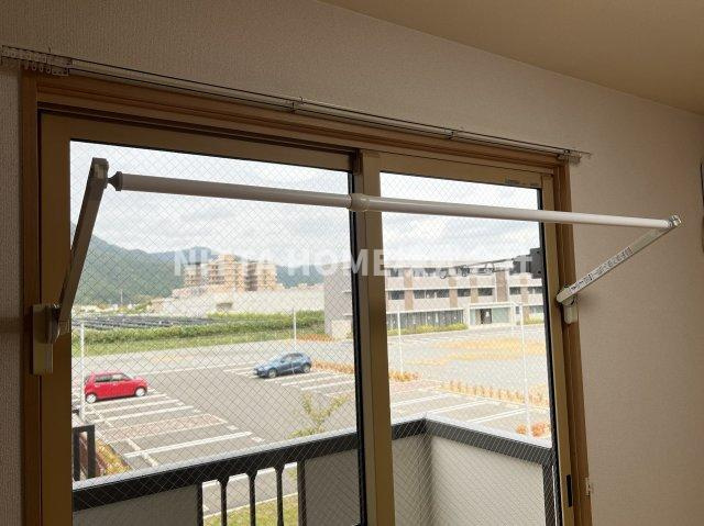 バーロハイツの洋室|室内物干しスペースです♪