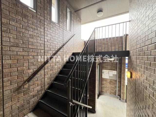 バーロハイツのエントランス|コンビニやスーパー、飲食店も近くにあり便利な場所です◎