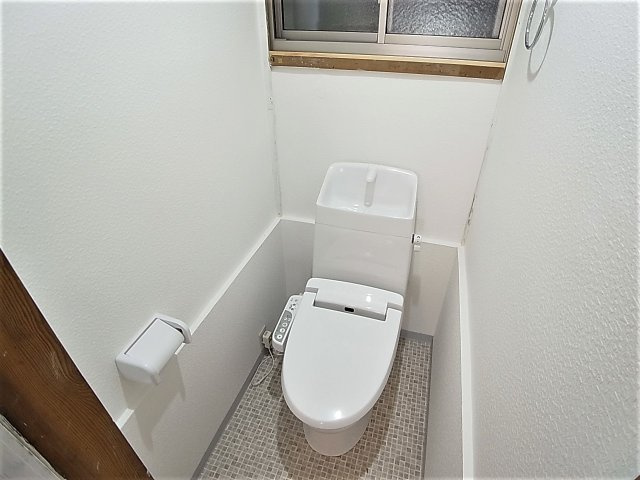 西山町V.V EST館のトイレ|温水洗浄付きのトイレ、窓も完備