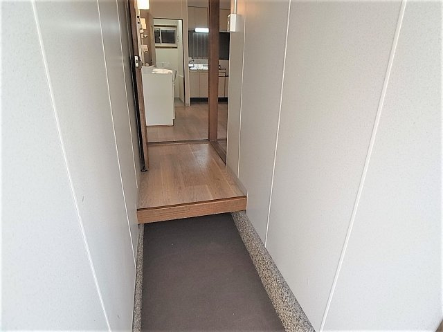 西山町V.V EST館の玄関|玄関スペースも綺麗に改装済