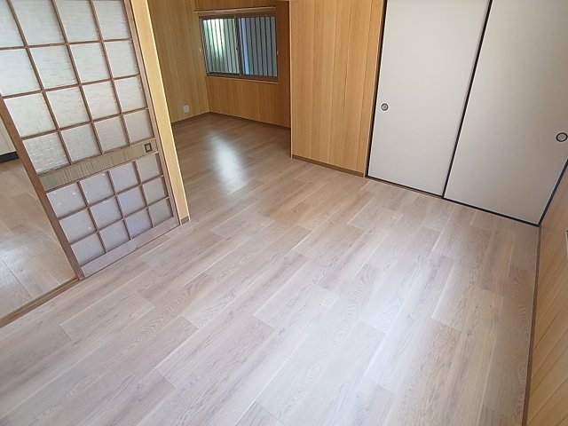 西山町V.V EST館の居間・リビング|白基調の明るい室内、広々ダイニング