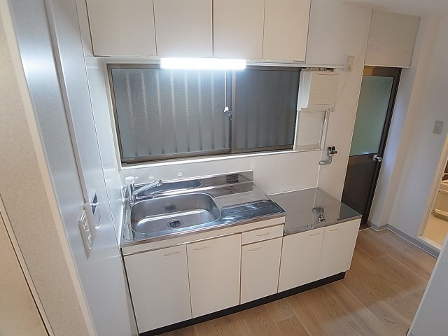 西山町V.V EST館のキッチン|入替済の綺麗なキッチン、窓付き