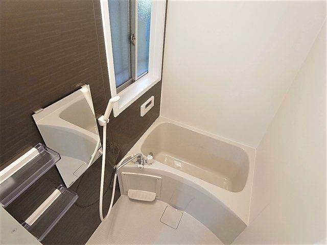 西山町V.V EST館の浴室|追炊き機能付きのバスルーム、窓付きです