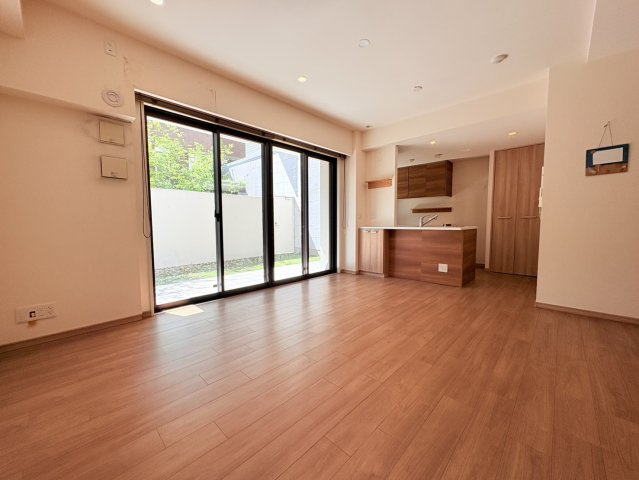 エヌヴィ御影ガーデンズの居間・リビング