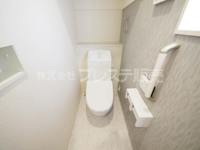 【トイレ】 | 奈良市敷島町１丁目の新築一戸建 全２区画 | 現地写真（１号地１階トイレ）温水洗浄便座を標準装備！