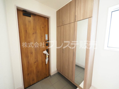 【玄関】 | 奈良市敷島町１丁目の新築一戸建 全２区画 | 現地写真（１号地玄関）電子ロック＆ディンプルキーを標準装備！
