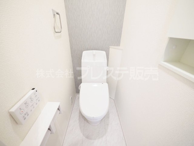 【トイレ】 | 奈良市敷島町１丁目の新築一戸建 全２区画 | 現地写真（１号地２階トイレ）温水洗浄便座を標準装備！