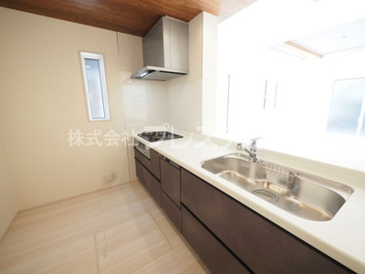 【キッチン】 | 奈良市敷島町１丁目の新築一戸建 全２区画 | 現地写真（１号地キッチン）人気の対面キッチン♪食器洗い乾燥機＆浄水器を標準装備！