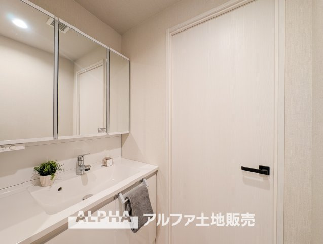 ドラゴンマンション立川壱番館の洗面所|【Powder room】
◆独立洗面台◆朝の身支度や帰宅後の手洗いも快適に行える独立洗面台。収納スペースも備えており、洗面用品をすっきり整理できる使い勝手の良い空間です。