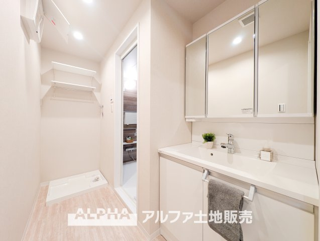 ドラゴンマンション立川壱番館の独立洗面台|【Laundry space】
◆ランドリースペース◆洗濯機置場を備えた使いやすいランドリースペース。浴室換気乾燥機付きで、天候を気にせず洗濯でき、毎日の家事もスムーズにこなせます。