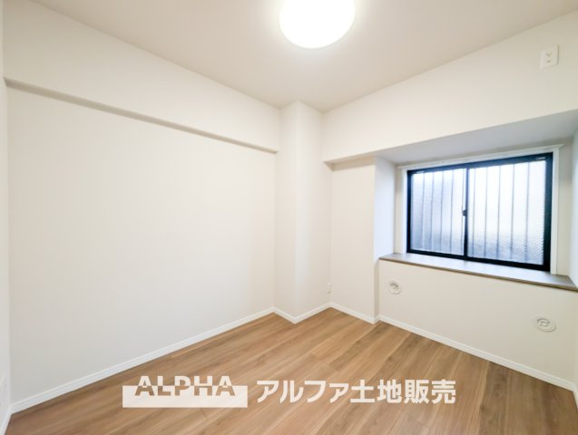 ドラゴンマンション立川壱番館の洋室|【comfort room】
◆落ち着きのある室内◆寝室としても子ども部屋としても使いやすく、暮らしの変化にも対応できる空間。日々の時間を穏やかに過ごせます。