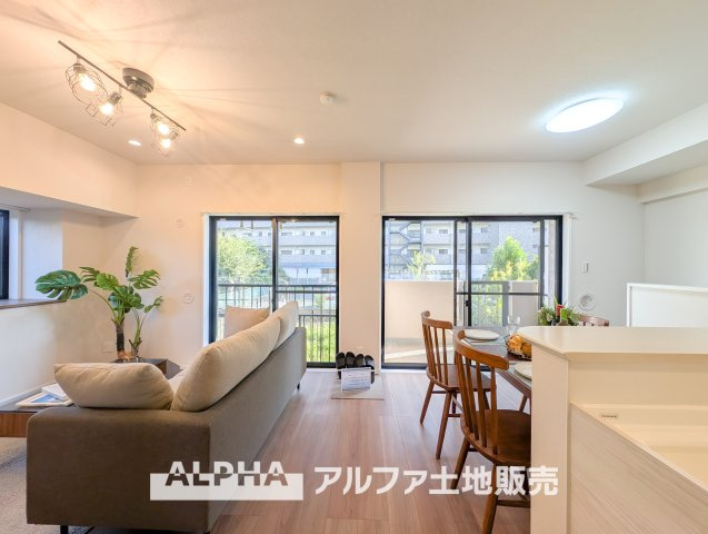 ドラゴンマンション立川壱番館の居間・リビング|【Family Living】
◆家族が集うリビング◆
食事のあとも自然と会話が弾み、テレビを囲んでくつろぐ時間を楽しめるリビング。家族が顔を合わせる機会を自然と育む空間です。