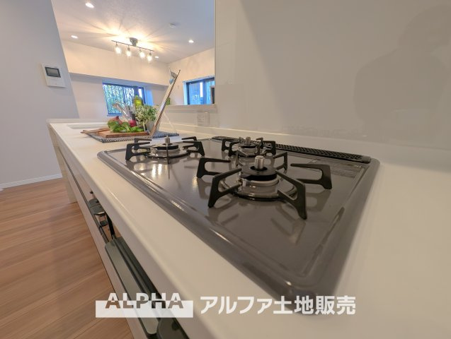 ドラゴンマンション立川壱番館のキッチン|【gas stove】◆ガスコンロ◆使い勝手に配慮されたガスコンロを備えたキッチン。火力調整がしやすく、毎日の調理がスムーズに進み、家事の時間を心地よく支えてくれます