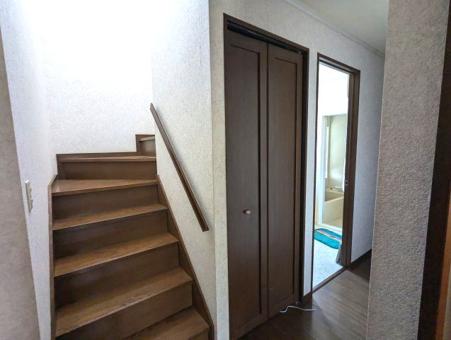 売中古戸建　沼津市五月町のその他|階段下には収納があり、お掃除道具などスッキリと片づける事ができます。