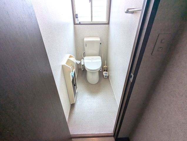 売中古戸建　沼津市五月町のトイレ|窓付きトイレで換気もスムーズ、清潔感を保てます。