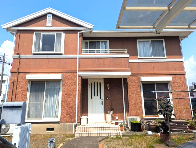 売中古戸建　沼津市五月町の外観|玄関ポーチがあり、白色の玄関扉がかわいらしいデザインです。