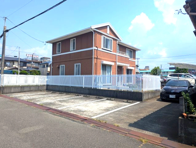 売中古戸建　沼津市五月町の駐車場|駐車場8台あり（５台賃貸中・１台6000円/月）３万円収入有　３台駐車可能です。