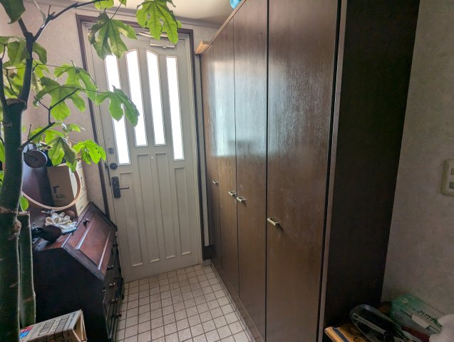 売中古戸建　沼津市五月町の玄関|玄関には大きなシューズクローゼットがあり、収納に困りません。