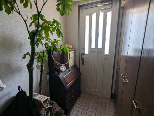 売中古戸建　沼津市五月町の玄関|玄関にはお好きなインテリアを飾って楽しむ事が出来ます。