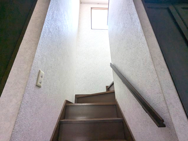 売中古戸建　沼津市五月町のその他共用部分|小窓があるので明るい階段となってます。手摺も設置してあり安全です。
