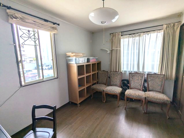 売中古戸建　沼津市五月町の内装|２面の窓から日差しが届き、明るいお部屋です。