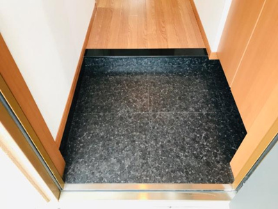 【洋室】 | ロイヤルハイツ | 玄関先です