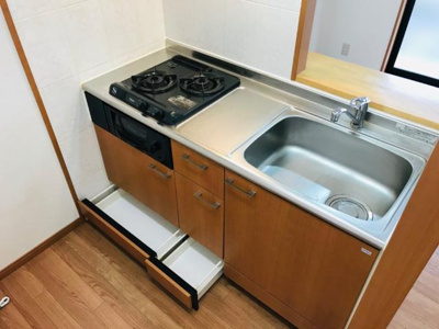 【キッチン】 | ロイヤルハイツ | 足元にも収納あります