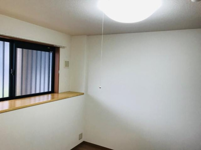 【内装】 | ロイヤルハイツ | 玄関隣の洋室です。