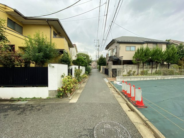 練馬区桜台2丁目 限定1区画の前面道路含む現地写真|南東向きの道路に面しております
車の往来も少なくお子様にも安心の立地です