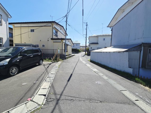 八戸市大字大久保字袖ノ沢中古住宅の前面道路含む現地写真