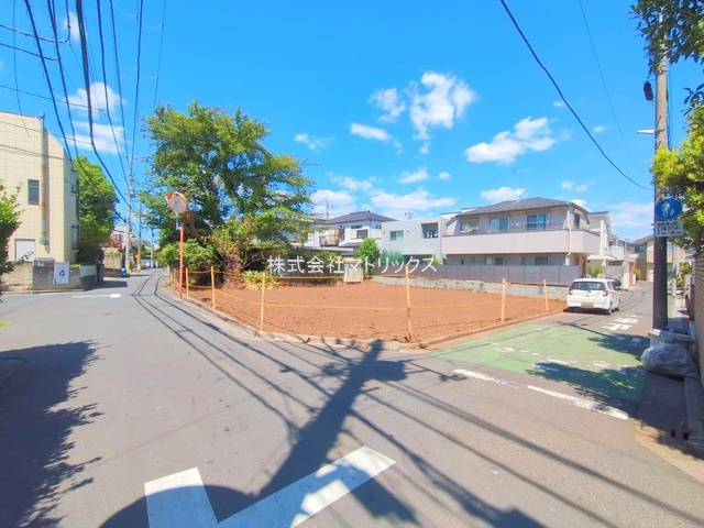 練馬区東大泉6丁目　建築条件なし　東南角地含む全3区画の前面道路含む現地写真