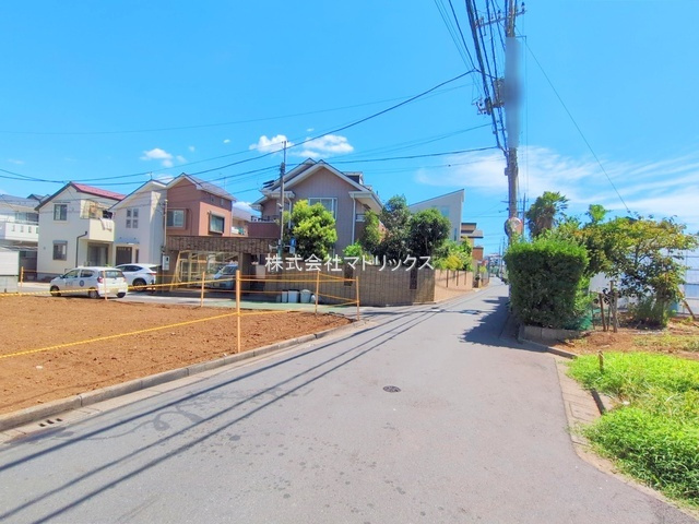 練馬区東大泉6丁目　建築条件なし　東南角地含む全3区画の前面道路含む現地写真
