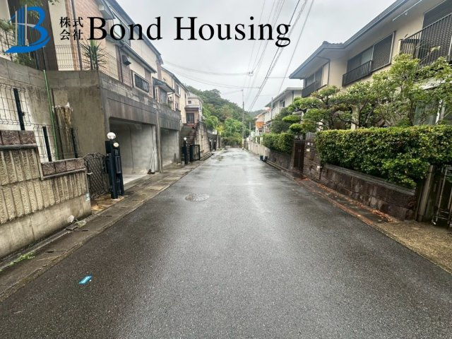 お車3台駐車可能・LDKは広々約18帖　垂水区神和台3丁目の前面道路含む現地写真