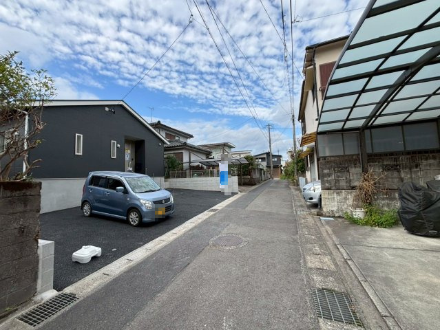 西坂元町　新築戸建ての前面道路含む現地写真|閑静な住宅街の一画です。