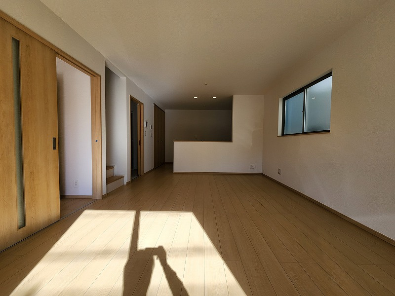 小牧市藤島２丁目　新築戸建　A号棟の居間・リビング|ゆったりとしたリビングです