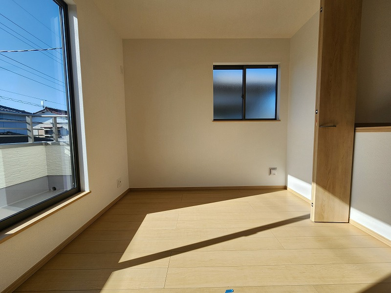 小牧市藤島２丁目　新築戸建　A号棟の洋室|明るいリビングです