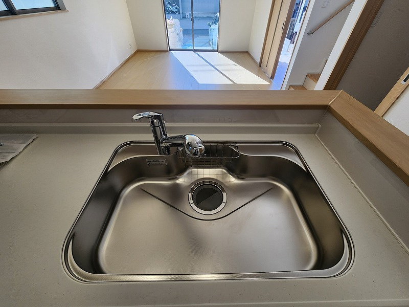 小牧市藤島２丁目　新築戸建　A号棟のキッチン|浄水器付きの蛇口になります