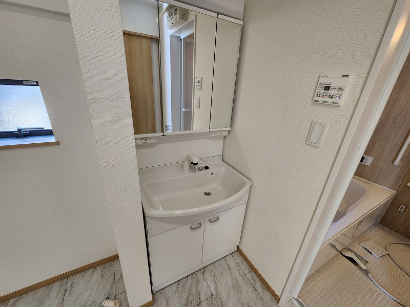 小牧市藤島２丁目　新築戸建　A号棟の独立洗面台|独立洗面台、小物を置くことができて便利です