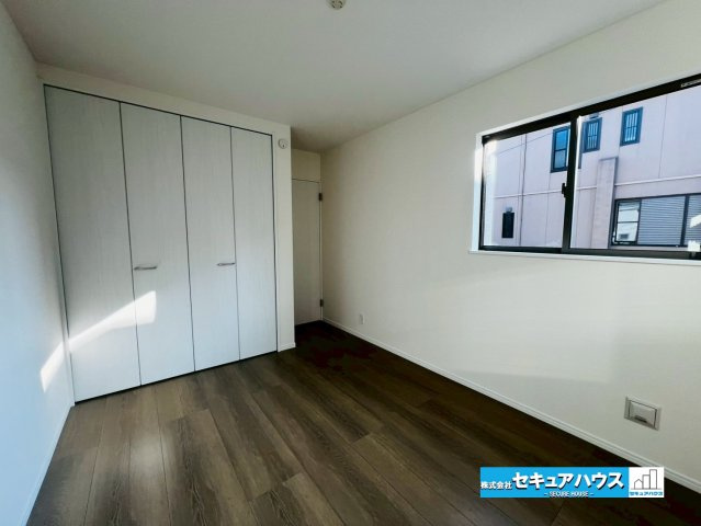 【今からご案内可能】東海市富木島町伏見４丁目　全１棟 の洋室|【1階洋室】
◆1階洋室のメリットは、将来的に階段の昇り降りが不要になるため、高齢者や介護が必要な人にも安心できること、災害時の避難がしやすいことなどが挙げられます。﻿