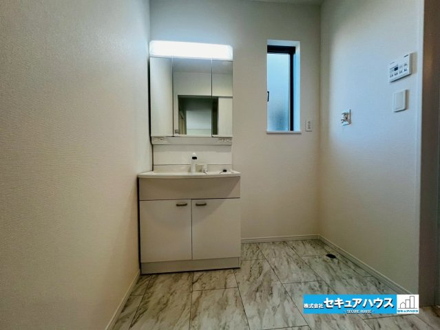 【今からご案内可能】東海市富木島町伏見４丁目　全１棟 の独立洗面台|【洗面台】
◆鏡の裏にはたっぷりと収納スペースを標準装備！
◆電源を付属しているのでドライヤーなど利用できます。