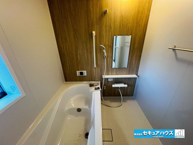 【今からご案内可能】東海市富木島町伏見４丁目　全１棟 の浴室|【浴室】
◆アクセントパネルで落ち着きのある雰囲気を演出します。毎日の疲れを癒やすバスタイムをお楽しみ下さい！
◆窓付きで、カビの繁殖を抑える効果があります。