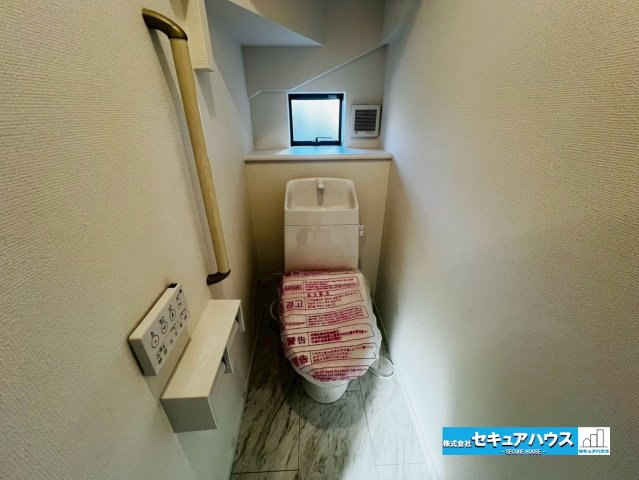 【今からご案内可能】東海市富木島町伏見４丁目　全１棟 のトイレ|【高機能トイレ】
◆高機能トイレの多くは便器のフタの開閉が自動であり、使用後に手動で水を流す面倒もなく非常に便利です。スタイリッシュな見た目で、お掃除しやすく、節水効果が高いです。
