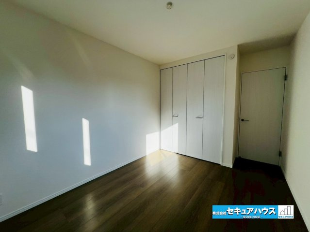 【今からご案内可能】東海市富木島町伏見４丁目　全１棟 の洋室|【洋室】
◆広々とした居住空間は日々の暮らしを彩り、心のやすらぎと満足感を与えてくれます。通風と採光を考慮した設計は子供たちはのびのび育ち、家族でくつろぎと団らんを生み出します。