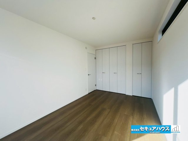 【今からご案内可能】東海市富木島町伏見４丁目　全１棟 の洋室|【洋室】
◆家族一人ひとりの大切なプライベート空間。趣味に合わせて使って頂けるようシンプルに仕上げてあります。暮らし心地を大きく左右する収納を、適材適所に配置し使い勝手を考慮しました。　