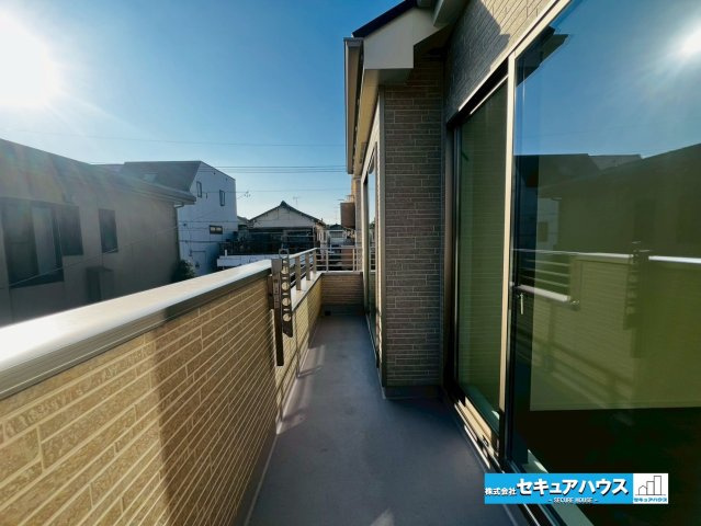 【今からご案内可能】東海市富木島町伏見４丁目　全１棟 のバルコニー|【バルコニー】
◆見晴らしもよく、太陽の温かな温もりをめいっぱい受け止めてくれます。
太陽の光と爽やかな風を受けたお洗濯物はあっという間に乾き、取りこむ時には太陽の匂いを感じられそうですね。　