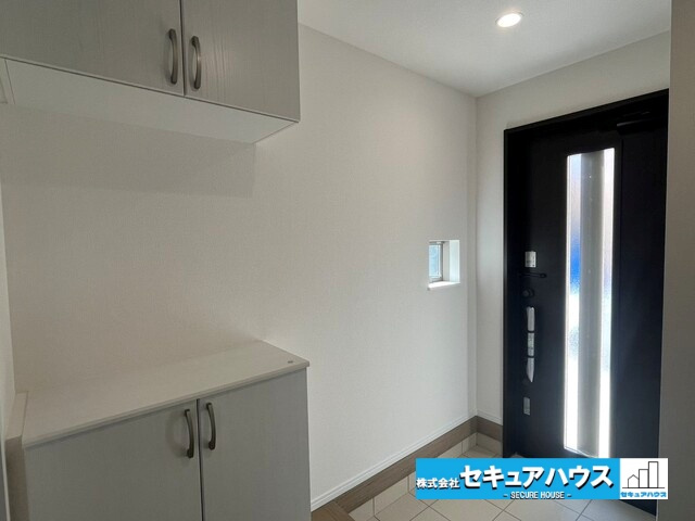 【今からご案内可能】東海市富木島町伏見４丁目　全１棟 の玄関|【玄関】
◆お家に出会う人々を迎える玄関だからこそ、広々清潔感あふれる空間にしたいものです。採光・通風にも配慮された設計で毎日明るい空間をキープします♪