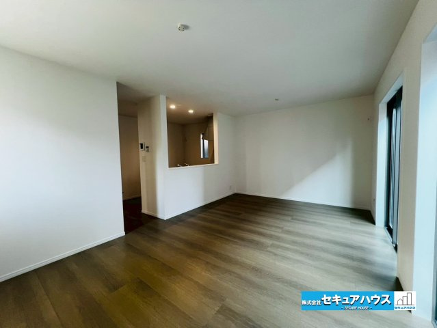 【今からご案内可能】東海市富木島町伏見４丁目　全１棟 の居間・リビング|【LDK】
◆日当たりが良く温かい広々リビングは家族の団らんスペースになります。