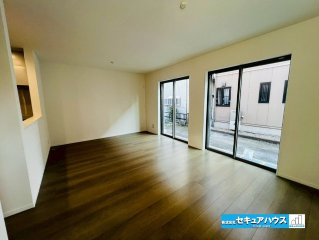 【今からご案内可能】東海市富木島町伏見４丁目　全１棟 の居間・リビング|【LDK】
◆通学から帰宅し、リビングルームで会話を楽しむ子ども達。リビングから臨む景色は太陽色に染まり、解放感溢れゆったりとしたひと時を過ごすことが出来る素敵な空間です。