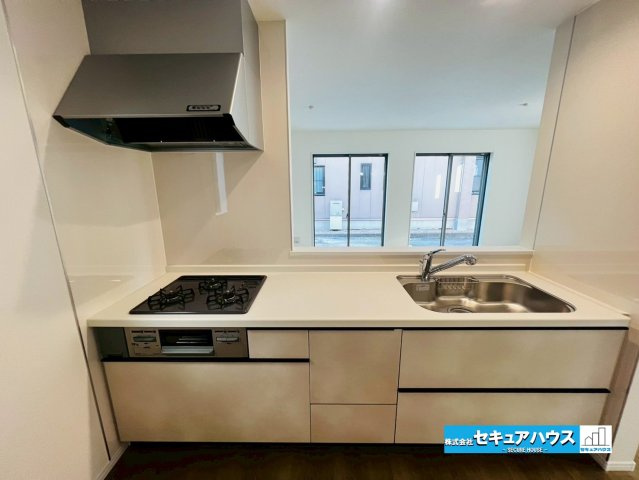 【今からご案内可能】東海市富木島町伏見４丁目　全１棟 のキッチン|【キッチン】
◆同時にたくさんの料理が調理できる。「焼く・蒸す・煮る」の工程を同時進行で進めることができるので、料理を素早く作ることができます。育児でバタバタ忙しいママに嬉しい♪